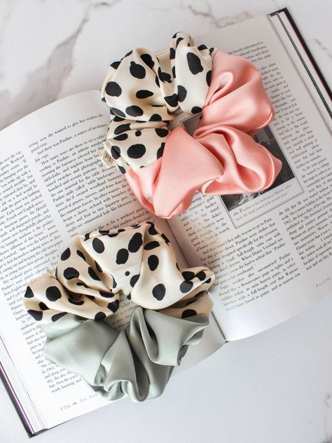 Macrame Scrunchie, Fancy Scrunchies, Unique Scrunchie Ideas, Pulling Hair Out, Satin Accessories, Jumbo Scrunchies, Diy Scrunchie, Diy Hair Scrunchies, Diy Hair Accessories Ribbon