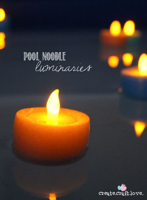 pool noodle luminaries; would be great in water fountain Pool Noodle Hacks, Pool Candles, Noodle Hacks, Noodles Ideas, Giant Lollipops, Floating Pool Lights, Pool Noodle Crafts, Diy Luminaire, Pool Party Ideas