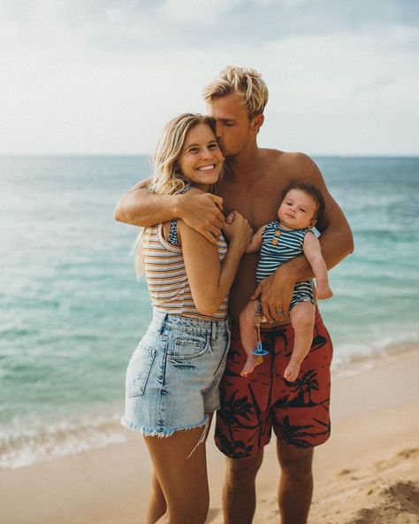 Britnee Kent on Instagram: “I’ve always been the dreamer in our relationship and Connor has always been the realist! 3 years ago we had the opportunity to move to…” Britnee Kent, Move To Hawaii, Kent Family, Baby Chef, Conner Kent, Family Photos With Baby, Summer Family Photos, Moms Goals, Family Inspiration