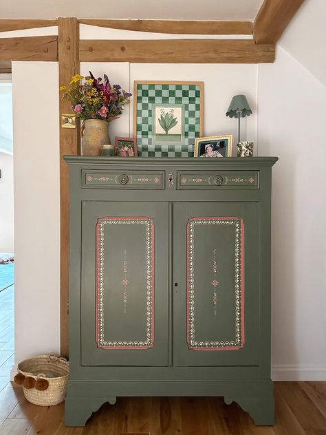 How to paint decorative furniture for beginners — The OTTO HOUSE Cottage Painted Furniture, Half Painted Dresser, Cottage Core Painting, Painting Cupboards, Painted Wood Furniture, Vintage Hand Painted Furniture, Hand Painted Dressers, Painted Decor, Painted Cabinet