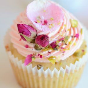 Rose Pistachio, Pistachio Cupcakes, Rose Flavored, Rose Cupcakes, Yummy Cupcakes, Vanilla Cupcakes, Tea Parties, Cupcake Recipes, Big Sister