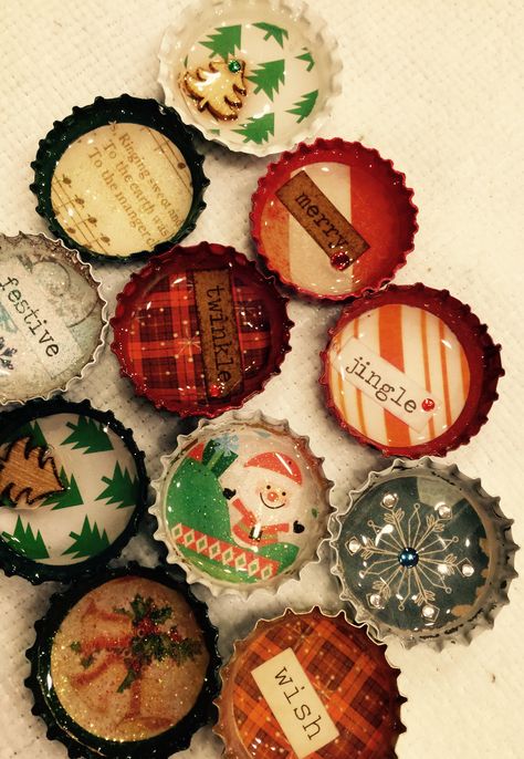 Christmas Bottle Cap Crafts, Metal Bottle Cap Crafts, Bottle Cap Christmas Crafts, Bottle Cap Magnet Ideas, Bottle Cap Ornaments Christmas, Christmas Bottle Cap Art, Bottle Cap Magnets Diy, Bottle Cap Ornaments, Bottle Cap Miniatures