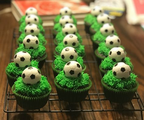 Soccer Theme Cupcakes Birthday, Soccer Birthday Cupcakes, Soccer Theme Cupcakes, Soccer Desserts, Soccer Cupcakes, Football Themed Cakes, Soccer Theme Parties, Soccer Birthday Cakes, Football Cupcakes