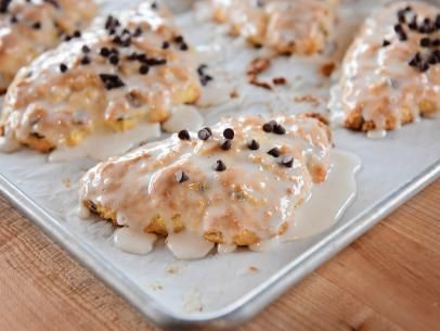 Pioneer Woman Scones Recipe, Chocolate Chip Scones Recipe, Mini Scones, Chocolate Chip Scones, Scones Ingredients, Bisquick Recipes, Vegetarian Bake, Breakfast Goodies, Scones Recipe