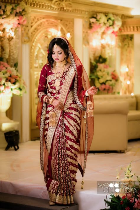 Frill Dupatta Designs, Draping Wedding Dress, Frill Dupatta, Bridal Mendhi, Renda Kebaya, Bangladeshi Bride, Ladies Suit Design, Best Indian Wedding Dresses, Bengali Bridal Makeup