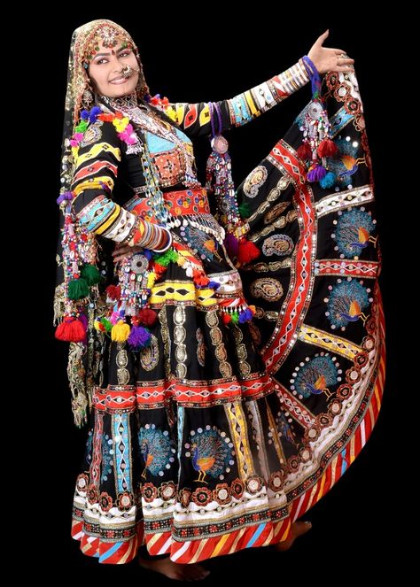 Kalbelia is a gypsy dancer very dynamic and expressive which belongs to Kalbelia community, known as nomads and snake charmers. Kalbeliya Dance, Dandiya Dress, Cloth Ideas, Costume Ideas Women, Black Pinterest, Navratri Dress, Indian Classical Dance, Jitterbug, World Dance