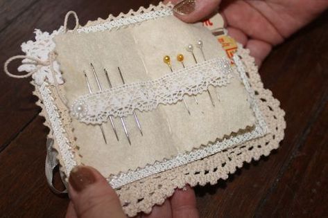 Lace needlecase - note lace over felt tabs for pins and needles - lovely details! Sewing Spaces, Fabric Books, Needle Books, Vintage Sewing Notions, Sewing Machine Cover, Sewing Kits, Costura Diy, Book Pins, Needle Holder