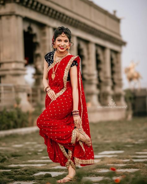 Kashta Saree Wedding, Bride Stills, Haldi Ceremony Outfit, Kashta Saree, Indian Bride Poses, Marathi Bride, Indian Bride Photography Poses, Costume Wedding, Saree Hairstyles