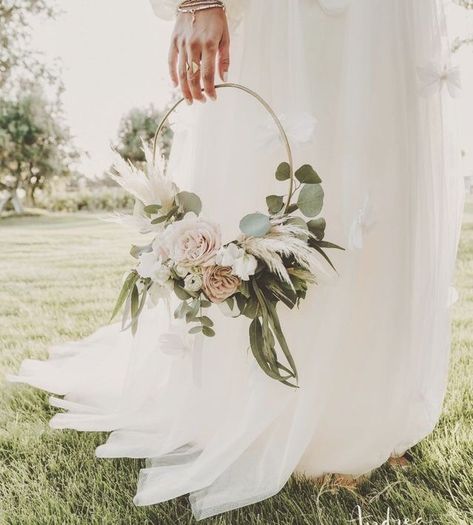 Metal Ring Bouquet, Bridal Hoops Flowers, Wedding Ring Bouquet, Circle Bouquet Bridesmaids, Boho Hoop Bouquet, Bride Flower Bouquet 2023, Boho Flower Hoop, Ring Flower Bouquet, Ring Bouquet Bridesmaid