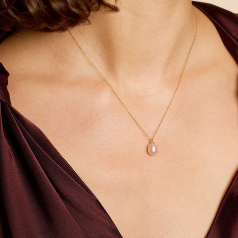 Elliptical Pearl Pendant Necklace – STONE AND STRAND Wedding Color Pallet, Simple Pearl Necklace, Jewelry Styles, Gold Pendant Jewelry, Expensive Jewelry, Stone Pendant Necklace, Pearl Pendant Necklace, Freshwater Cultured Pearls, Dream Jewelry