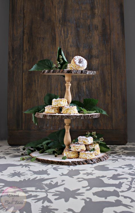 Woodland Cake Stand, Diy Etagere, Wood Slice Cake Stand, Wood Cupcake Stand, Diy Cupcake Stand, Rustic Cupcakes, Diy Woodland, Wood Slice Decor, Diy Cake Stand