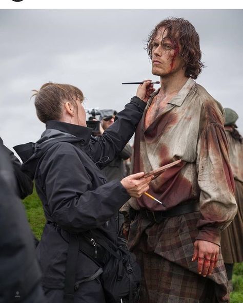 Wendy Kemp Forbes does the actor's hair, makeup, and back scars Outlander 3, Outlander Casting, Jamie Fraser Outlander, Outlander Tv Series, Starz Series, Sam Heughan Outlander, Outlander Book, Outlander Jamie, Outlander Fan