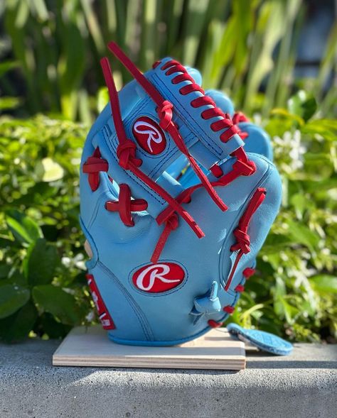 Custom Softball Gloves, Glove Ideas, Softball Aesthetic, Baseball Drip, Softball Gear, Rawlings Baseball, Charlie Rose, Baseball Gloves, Baseball Stuff