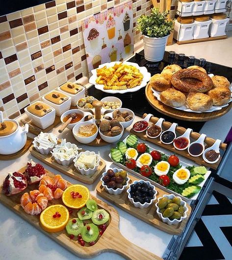 Breakfast Presentation, Tårta Design, Breakfast Platter, Party Food Platters, Food Displays, Food Table, Buffet Food, Breakfast Buffet, Food Platters