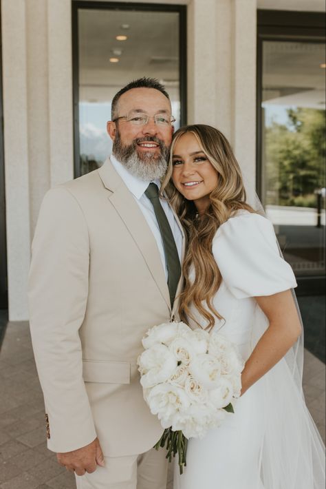 tan father of the bride suite with green tie Father Of The Bride Boho Attire, Fathers Suit For Wedding, Father And Mother Of The Bride Attire, Father Or The Bride Outfit, Sage Green Father Of The Bride, Father Of The Bride Beige Suit, Tan Suit Father Of Bride, Tan Father Of The Bride Suit, Beach Father Of The Bride Attire