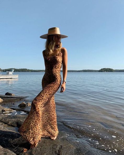 Beach Outfits Ideas, Outfits For Beach, Beach Products, Women Vacation, Beach Looks, Polka Dots Fashion, Street Style Photos, Beachwear Fashion, Vacation Vibes