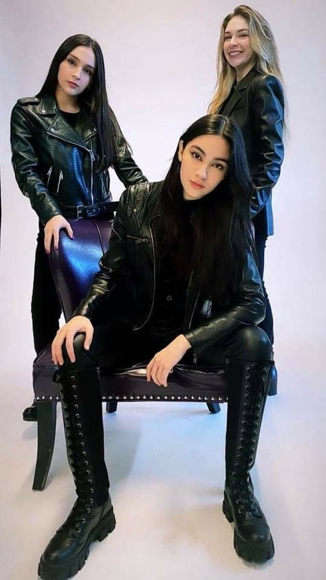 Nu Metal Fashion Female, Metal Head Outfits Girl, Female Rockstar Aesthetic, Girl Bassist Aesthetic, Female Metalhead 80s, Women In Metal Music, Rock Music Festival, Female Rock Stars, 1980’s Fashion