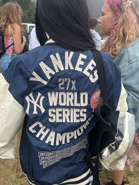 Yankess New York Jacket Outfit Inspiration Vintage Yankees Jacket, New York Yankees Aesthetic, Yankee Outfits Women, Yankees Game Outfit, Yankees Aesthetic, New York Yankees Outfit, Baseball Aesthetic, Yankees Jacket, Yankees Outfit