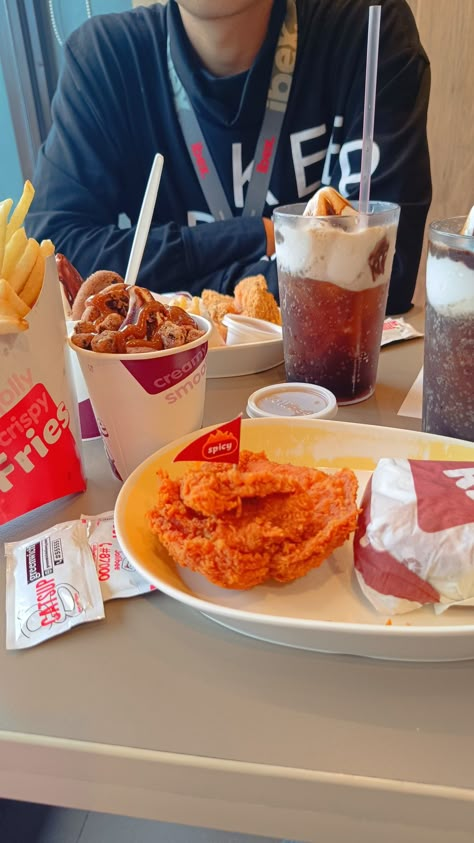 Jollibee With Boyfriend, Gala With Boyfriend Prank, Foods Aesthetic Night, Foodtrip Prank, Anonymous Boyfriend Pics, Food Trip With Friends, Date With Boyfriend Pictures, Samgyup Date, Fake Date Story