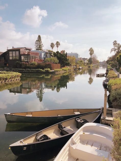 The Other Side of Venice Beach - A Guide to the Venice Canals, Los Angeles • Ellie & Co travel blog Venice Canals California, Venice Beach Canals, Venice Beach Los Angeles, Weekend In Venice, Venice Beach Boardwalk, Venice California, Venice Beach California, Armchair Travel, California Vibe