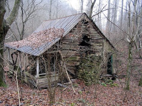 old cabin in the woods - Google Search Small Cabin Designs, Building A Small Cabin, Mountain Architecture, Old Cabins, Old Cabin, Old Abandoned Houses, Plans Architecture, Abandoned Mansions, Old Farm Houses