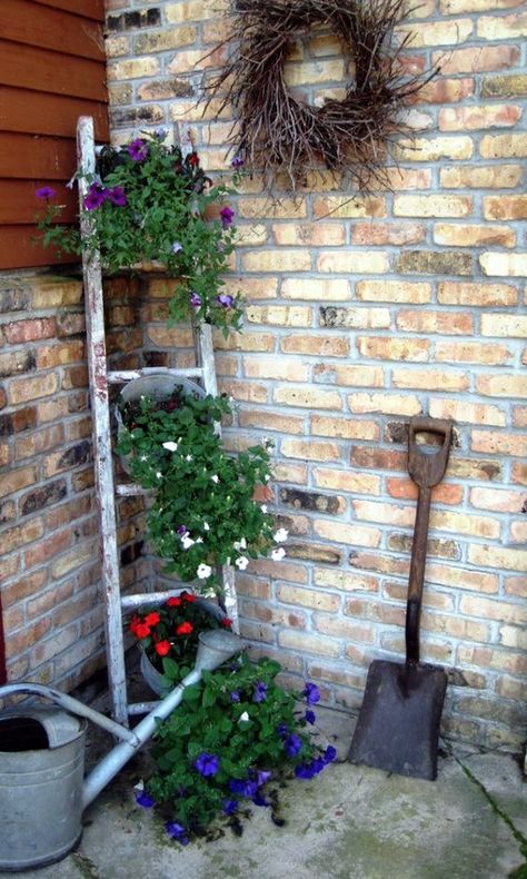 40 Ways You Can Use An Old Ladder For Home Decoration Garden Ladder, Old Ladder, Vertical Garden Diy, Vertical Gardens, Have Inspiration, Vintage Garden, Country Gardening, Rustic Gardens, Diy Garden Decor