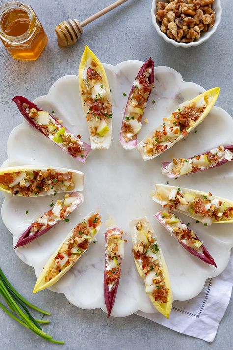 Stuffed Endive with Goat Cheese and Walnuts Fancy Entrees Dinners, High End Appetizers, Recipes For Guests, Stuffed Endive, Endive Appetizers, Spring Dinner Party, Party Entrees, Refreshing Recipes, Endive Recipes