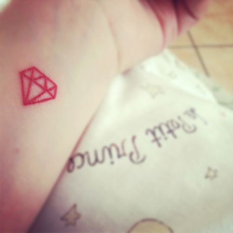 Diamond tatoo Red Diamond Tattoo, Diamond Outline Tattoo, Small Diamond Tattoo, Ruby Tattoo, Band Tattoos For Men, Diamond Tattoo, Stone Tattoo, Diamond Outline, Band Tattoos