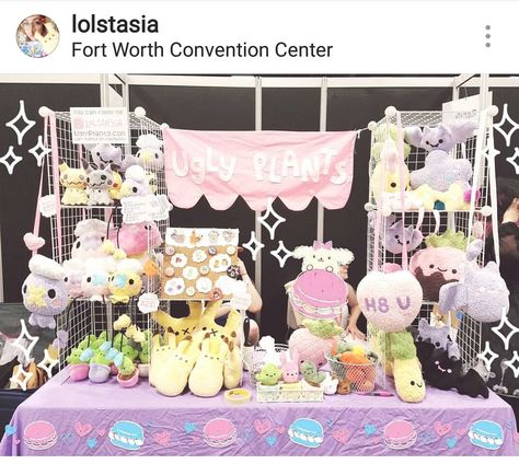 Flea Market Table Set Up, Anime Convention Booth, Alley Ideas, Market Setup, Vendor Ideas, Crochet Craft Fair, Art Fair Booth, Craft Fair Booth Display, Photo Booth Design