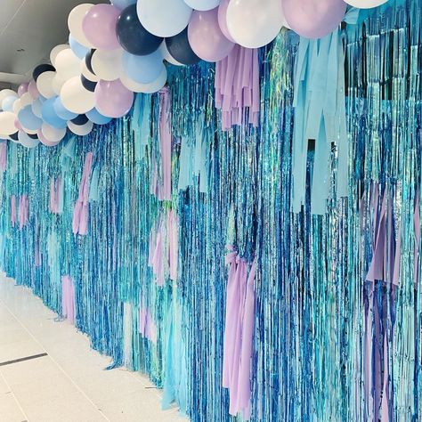 Tinsel Curtain Backdrop Ideas, Mermaid Fringe Backdrop, Foil Fringe Backdrop Ideas, Diy Streamers, Frozen Decorations, Frozen Party Decorations, Streamer Backdrop, Frozen Bday Party, Light Backdrop