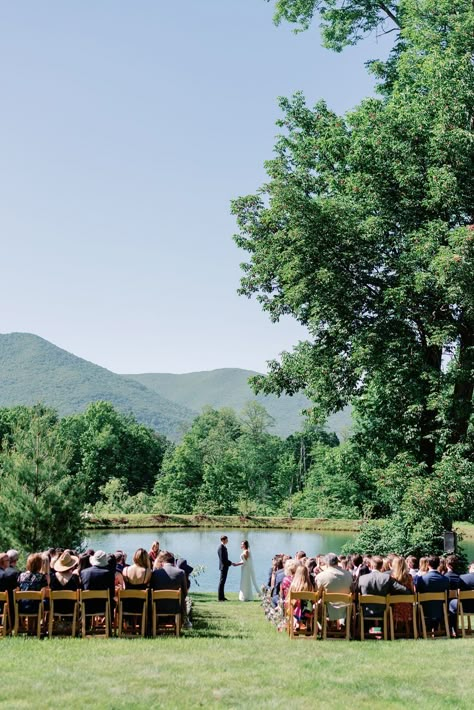 Lucy and Graham had us at lakeside ceremony with mountain peak backdrop, but even with such picturesque views, their at-home wedding was more than just a pretty face. The couple celebrated their unique love story through thoughtful touches like wine-themed escort cards, signature cocktails named after their cats and an impressive culinary experience that made the setting all the more intimate. Lakeside Backyard Wedding, Intimate Lake Wedding, Mountain Backyard Wedding, Lakehouse Wedding Ideas, Wedding By The Lake, Lake Front Wedding Ceremony, Field Wedding Ceremony, Wedding Venues Simple, Backyard Wedding Aesthetic