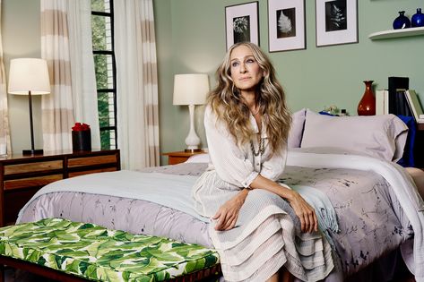 Carries Apartment, Sjp Outfits, Carrie Aesthetic, Charlotte Apartment, Carrie Bradshaw Apartment, Condominium Design, Iconic New York, Home Decor Brand, New York City Apartment