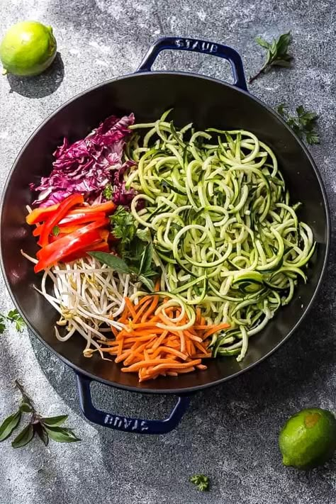 Thai Zoodles, Spiralizer Recipes Healthy, Pad Thai Recipe Authentic, Garden Zucchini, Low Carb Options, Pad Thai Sauce, Chow Mein Recipe, Thai Sauce, Zoodle Recipes