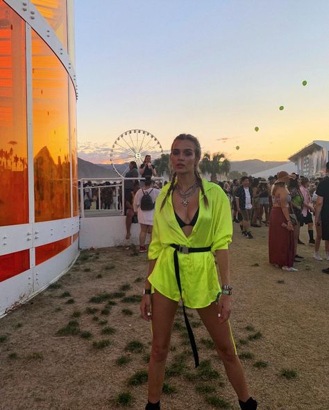 Neon Festival Outfit, Rock Festival Outfit, Beach Festival Outfit, Mode Coachella, Tomorrowland Outfit, Lollapalooza Outfit, Reggae Festival, Festival Outfit Inspiration, Festival Inspo