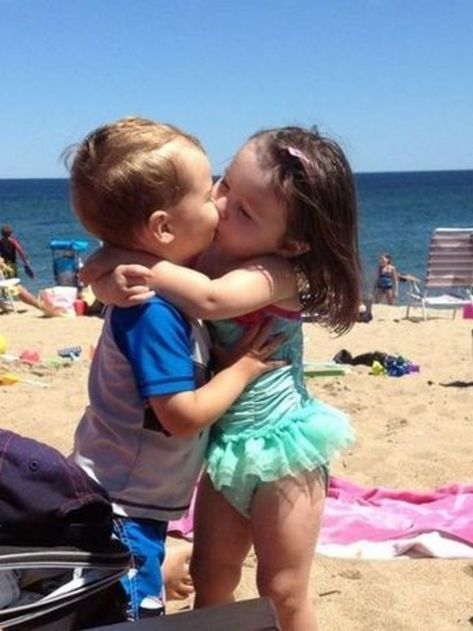 20 Cute and Funny Pictures Of Babies At The Beach Children Kissing, Baby Kostüm, Baby Kiss, Funny Baby Pictures, Cute Kiss, Sweet Kisses, The Kiss, Hugs And Kisses