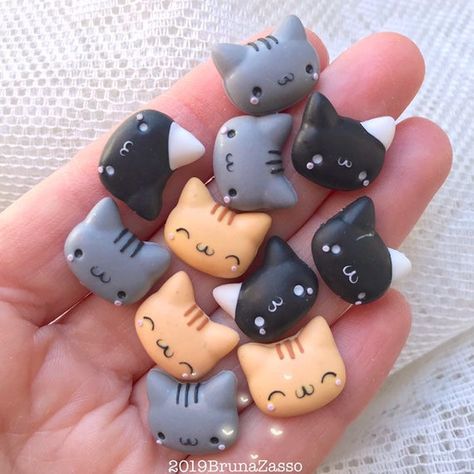 Super Clay, Earrings Fimo, Polymer Clay Cat, Kitten Earrings, Polymer Clay Kawaii, Clay Keychain, Fimo Polymer Clay, Cute Stud Earrings, Sculpey Clay