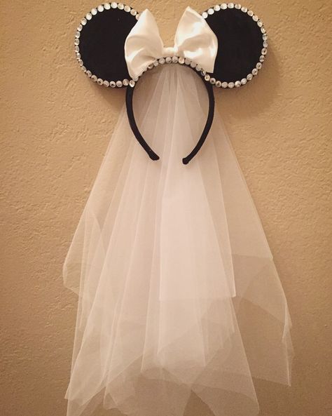 Minnie Mouse ears and veil for a Disney Themed Bachelorette! If you are interested in buying one, email me at craftsbyanisha@gmail.com! Disney Wedding Shower, Disney Themed Bridal Shower, Mickey Mouse Wedding, Disney Bachelorette Parties, Wedding Disney, Disney Bachelorette, Disney Honeymoon, Themed Bachelorette, Disney Bridal Showers