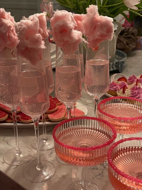 Sweet Sixteen Drink Ideas, Pink Theme Bday Party, 17 Theme Party, Barbie New Years Eve Party, Pink Themed Drinks, Sweet 16 Drink Ideas, 21st Birthday Ideas Pink Theme, Sweet 16 Drinks, Pink Birthday Drinks