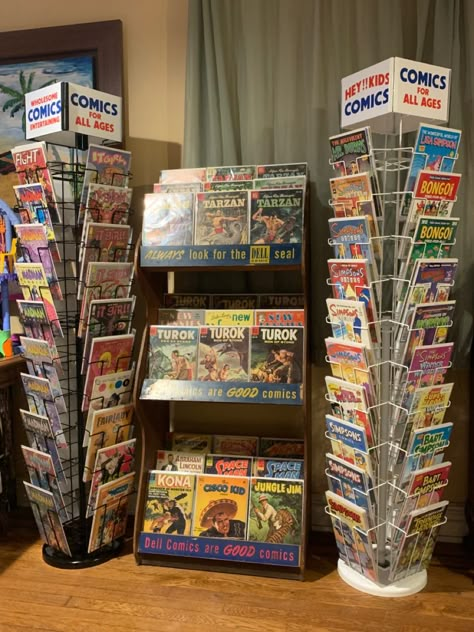 Comic Book Collection Aesthetic, Comic Shop Aesthetic, Nerd Shelves, Comic Book Store Aesthetic, Comic Book Display Ideas, Retro Room Ideas, Comic Storage, Comic Display, Comic Book Display