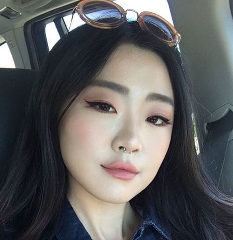 Asian Makeup Tutorials, Makeup Hacks Tutorials, Septum Piercing, Asian Makeup, Nose Piercing, Makeup Trends, Korean Makeup, Beautiful Skin, Makeup Inspo