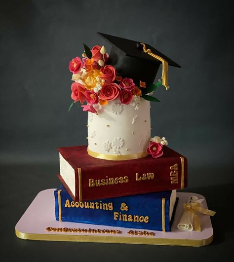 University Graduation Cake Ideas, Dr Graduation Cake, Graduation Cake Designs, Graduation Party Desserts, Backyard Graduation Party, Graduation Party Cake, Grad Cake, Fondant Cake Designs, Graduation Party Planning