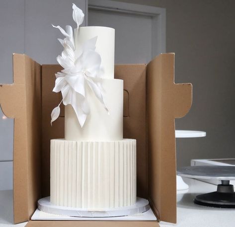 Modern Wedding Cakes Unique, Wedding Cake Minimalist Modern, Wedding Cake Modern Elegant, Wedding Cakes Modern Elegant, White Modern Wedding Cake, Wedding Cake Classic, Wedding Cake Minimalist, Wedding Cake Modern, Wedding Cake Designs Elegant