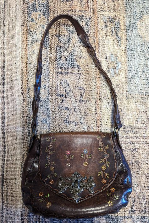 Cute Leather Bag, Leather Sachel, Handbag Essentials, Vintage Shoulder Bag, Vintage Purses, Pretty Bags, Cute Bags, Leather Satchel, Aesthetic Clothes