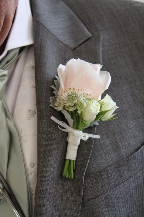 Light Pink Boutonniere, Boutineer Ideas, Pink Boutonniere, Small Wedding Bouquets, Prom Corsage And Boutonniere, Wrist Corsage Prom, Diy Bridal Bouquet, Corsage And Boutonniere, Bridal Bouquet Flowers