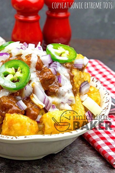 Copycat of Sonic's extreme tots. Great dinner oh the double-up! Sonic Restaurant, Budget Friendly Dinner Recipes, Superbowl Desserts, Tater Tot Recipes, How To Make Chili, Restaurant Inspired Recipes, Salad Pasta, Copykat Recipes, Catering Food