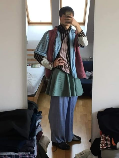 Excessive Layering Fashion, Skirt Over Trousers, Style With Skirt, Elven Fashion, 70s Mode, Layered Outfit, 23 Fashion, End Of Winter, Layered Fashion