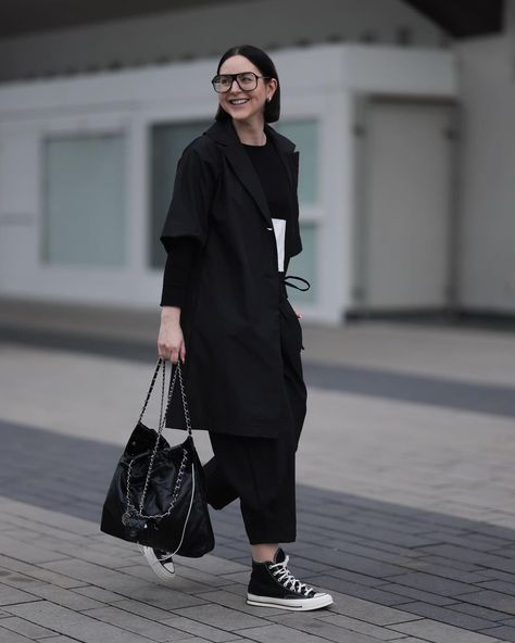 All Black Sneakers Outfit, Winter Outfit Japan, Japan Winter Outfit Street Style, Black Sneakers Outfit, Minimal Clothes, Winter Outfits Street Style, Japanese Minimalist, Japan Fashion Street, International Design