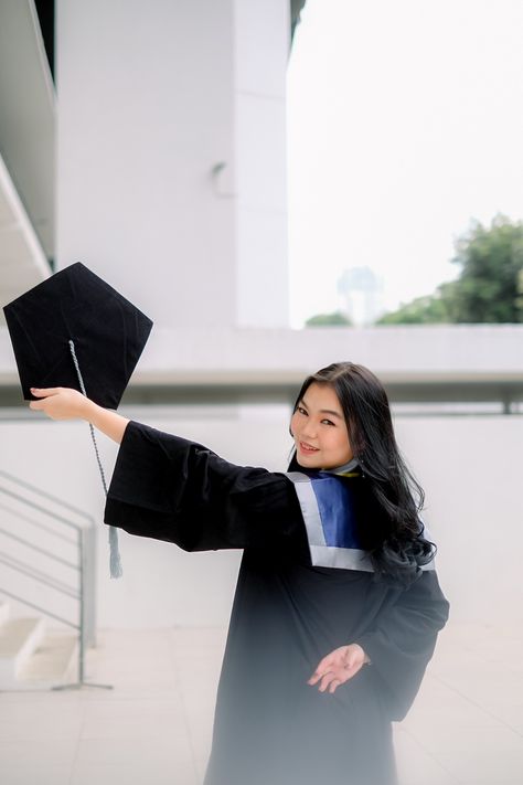 Solo Convocation Shoot, Preconvo Photoshoot Ideas, Convo Photoshoot Idea, Graduation Photoshoot Outdoor, Self Studio Photoshoot Ideas, Creative Graduation Photoshoot Ideas, Graduation Photo Shoot Ideas, Outdoor Graduation Photoshoot Ideas, Convocation Photography