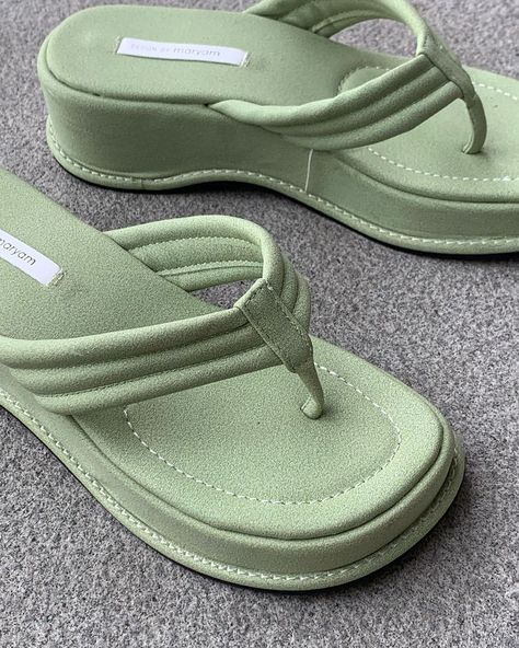 https://www.instagram.com/p/CEPIY_nA-T7/?igshid=11zuuso4p9zso Boho Surf, Green Flip Flops, Green Slippers, Platform Flip Flops, Personal Style Inspiration, Surf Style, Swag Shoes, Green Outfit, Green Print