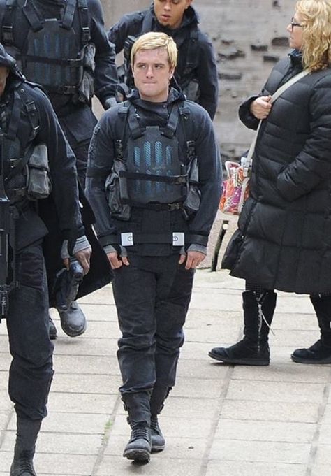 Peeta!!!!!!!! In handcuffs so he can't get away :) Peeta Mellark Costume, Katniss And Peeta Costume, Peeta Mellark Mockingjay Part 2, Peeta Mellark Pictures, Peeta Mellark Full Body Pic, Peeta Mellark Hijacked, Mockingjay Pin, Gale Hawthorne, Hunger Games Pin